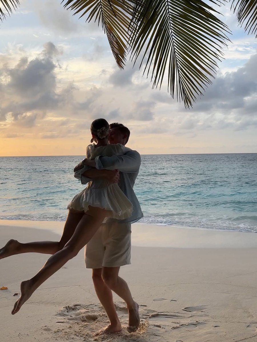 Diorgirlx's tweet photo. meet me where the palm trees are https://t.co/JPxUWvkXDj