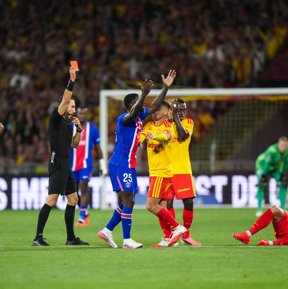 ActuFoot_'s tweet photo. 🚨💣 OFFICIEL ! NUNO MENDES 🇵🇹 ÉCOPE DE 3 MATCHS DE SUSPENSION FERMES SUITE À SON CARTON ROUGE FACE À LENS !!! 🟥 https://t.co/mLY7rR47P0