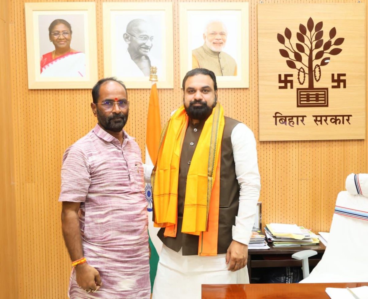 drsanjaymayukh's tweet photo. आज पटना में 'ग्राम संसद' के आयोजन को लेकर बिहार के माननीय मुख्यमंत्री श्री @samrat4bjp जी से शिष्टाचार भेंट की।

माननीय मुख्यमंत्री जी ने सितंबर माह में 'ग्राम संसद' में शामिल होने की सहमति प्रदान की। इस महत्वपूर्ण पहल के लिए उनका हार्दिक आभार।

#GramSansad #Bihar #Patna #RuralDevelopment