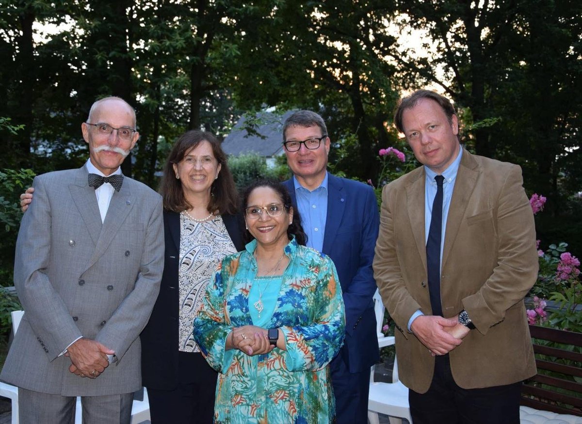 PakinBrussels's tweet photo. 𝗙𝗿𝗼𝗺 𝘁𝗵𝗲 𝗔𝗿𝗰𝗵𝗶𝘃𝗲𝘀

𝘼𝙢𝙗𝙖𝙨𝙨𝙖𝙙𝙤𝙧 𝙉𝙖𝙜𝙝𝙢𝙖𝙣𝙖 𝘼. 𝙃𝙖𝙨𝙝𝙢𝙞

Ambassador Naghmana Alamgir Hashmi @AmbNaghmanaHash
served as Ambassador of Pakistan to the European Union, Belgium & Luxembourg, from April 2014 to July 2019.

During her tenure in Brussels, Ambassador Hashmi strengthened political and institutional engagement with the European Commission, EEAS and European Parliament, advancing Pakistan’s strategic, political and economic interests and promoting a more substantive Pakistan–EU relationship. Ambassador Hashmi’s sustained efforts were instrumental in signing of the Pak-EU Strategic Engagement Plan in June 2019, which remains the bed-rock of institutional engagements between the two sides. 

Ambassador Hashmi laid down the foundations of the implementation of the preferential trade agreement, GSP +, between Pakistan and the EU, playing a pro-active and meaningful role in shaping its future course. The GSP+ preferences since 2014 continue to provide an important opportunity to expand Pakistan’s exports to the EU. Ambassador Hashmi focused strongly on maximising the benefits of this framework.

Ambassador Hashmi laid keen emphasis on expanding cultural and people to people ties between Pakistan and the EU. With her emphasis on cultural diplomacy, the Embassy organized a number of events under her leadership, introducing Pakistani food and music.

Through a distinguished career spanning over 37 years, Ambassador Hashmi served at Pakistan's missions in Paris, Jakarta, Copenhagen and Beijing, as well as Ambassador of Pakistan to Ireland and, subsequently, to China.

Ambassador Hashmi is remembered for her legacy of diplomatic achievements and further strengthening Pakistan-EU partnership.
@ForeignOfficePk 
@MoIB_Official 
@PkPublicDiplo 
@rahimhayat