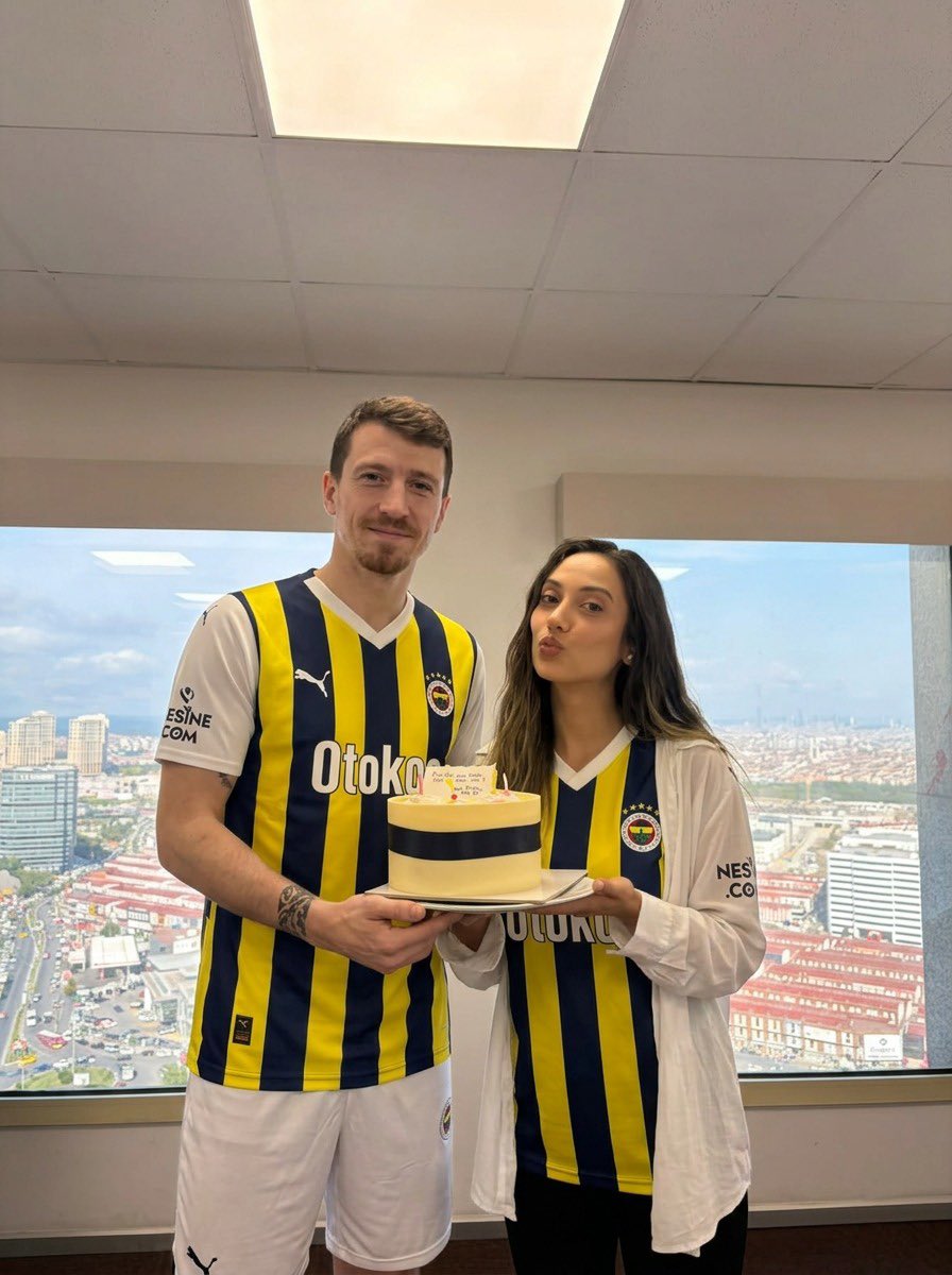 Fbnuraydin's tweet photo. iyi ki doğmuşuz kral 🤴🏻 🎂 @MHYandas https://t.co/sQif3n9Voi