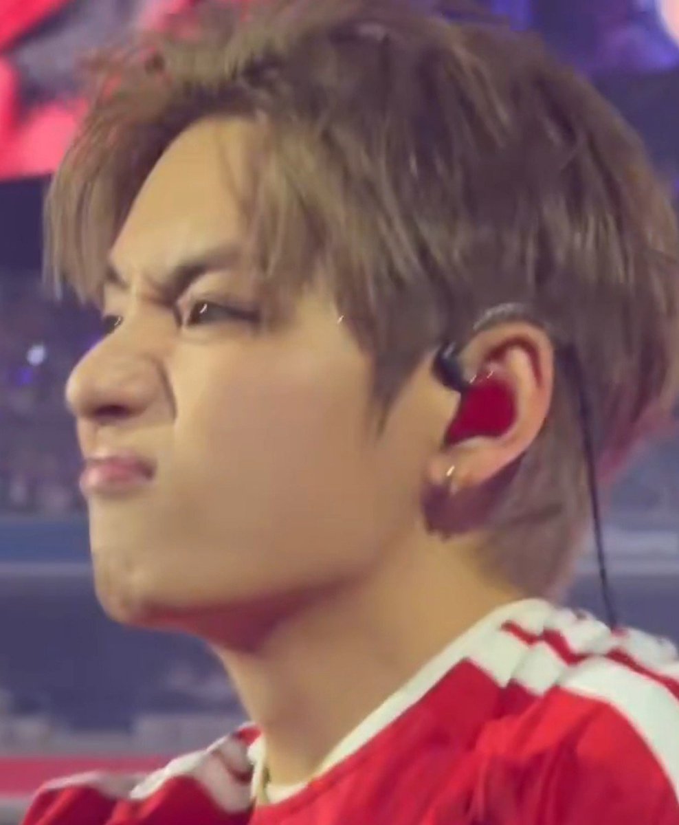 lovedbythv's tweet photo. smoochie face https://t.co/GgJJJRXg7v