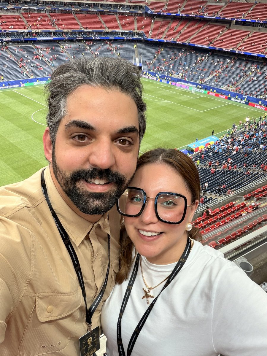 AntonioAttolini's tweet photo. El fin de semana de mi cumpleaños (11 de junio), en #Houston con mi esposa viendo el Portugal vs. República Democrática del Congo. 

No hay exceso, ni cobardía. 

No presumí ni hice alarde al ir, mientras que la máscara que usé es de un famoso luchador lagunero que usamos todo el fin de semana. 

Aquí una fotografía desde donde vi el partido,