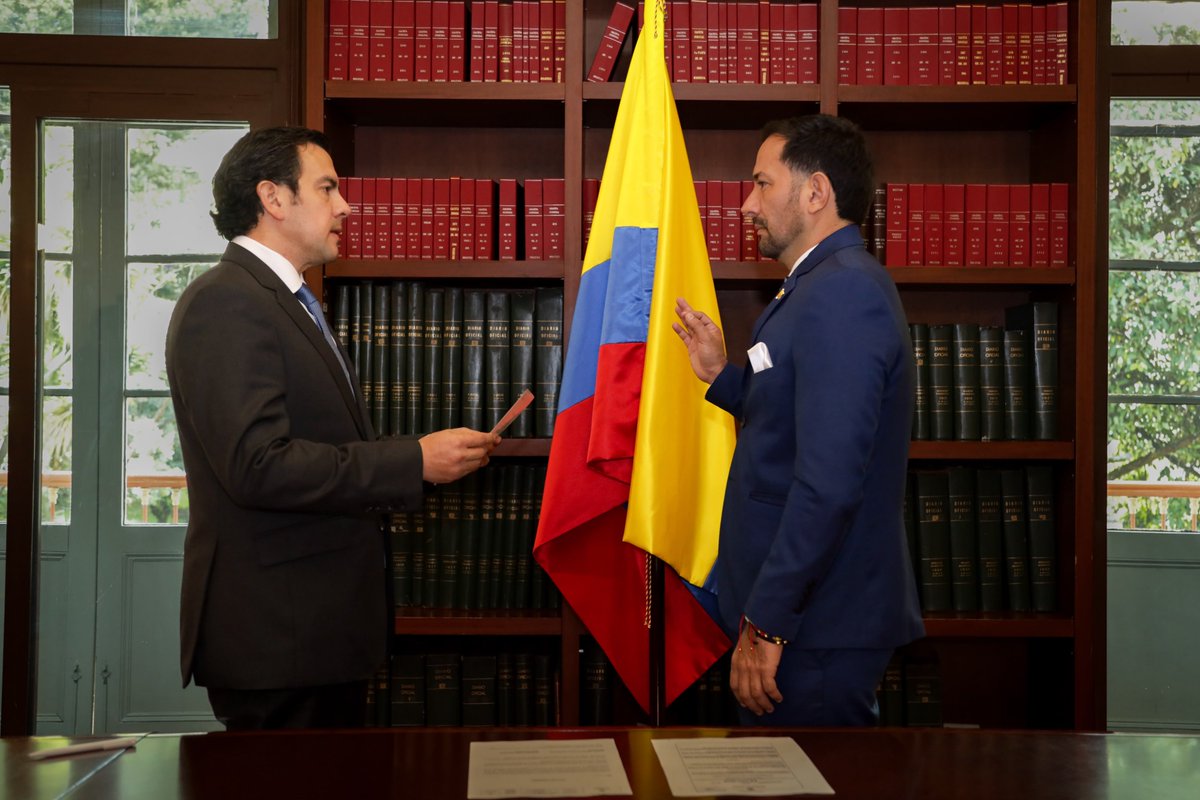 MinInterior's tweet photo. El ministro del Interior, @Rodrigo_Lara_, posesionó a Didier Fabián Blanco Rodríguez como nuevo director de la Unidad Nacional de Protección (@UNPColombia) https://t.co/XXoInspphp