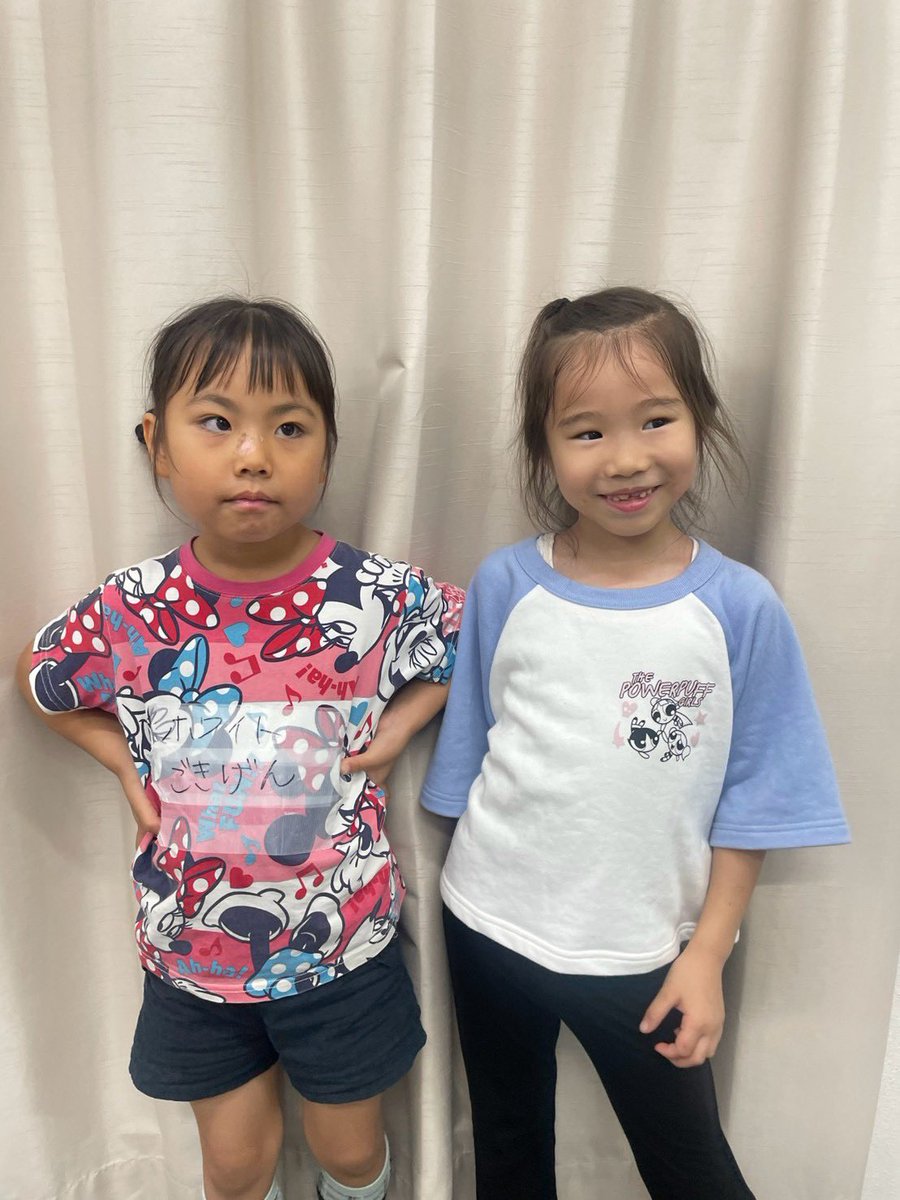 summerfmst's tweet photo. 今日は7人の小人から、ごきげん役をご紹介😊✨

写真左：肥田ももかちゃん（チームホワイト🤍）
右：美優ちゃん（チームスノー❄）

いつも明るく元気いっぱいで、周りまで笑顔にしてくれるごきげん😊🌈

作品にあたたかさと活気をプラスしてくれる存在です✨

#藤川ミュージカル
#夏期講習
#snowwhite https://t.co/nfYrQNiJ7F