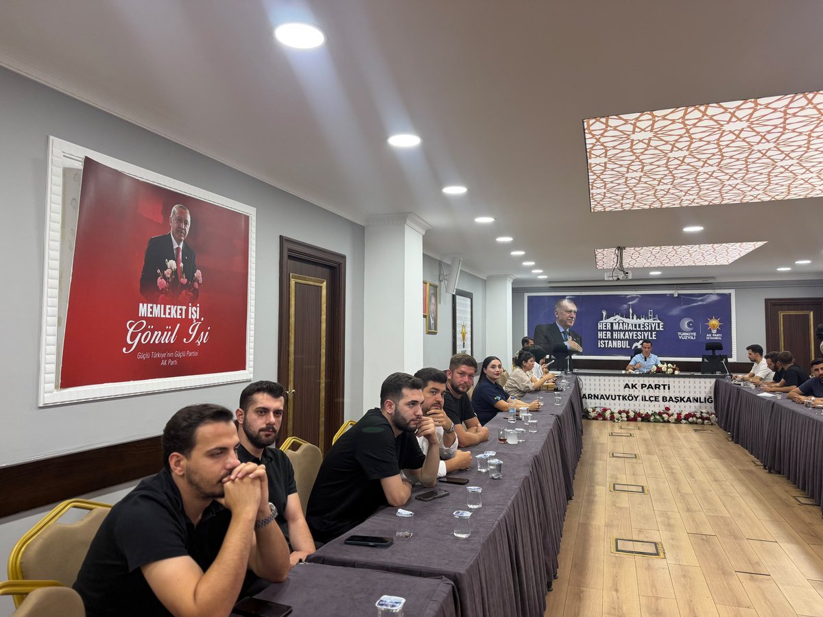 akgncarnavutkoy's tweet photo. AK Parti Arnavutköy Gençlik Kolları olarak haftalık olağan toplantımızı, İlçe Başkan Vekilimiz Muhammet ÇİFÇİ öncülüğünde; İl Yönetim Kurulu Üyemiz Enes Binmalik Karahasan’ın  katılımıyla Gerçekleştirdik. https://t.co/5WswyS6PPx