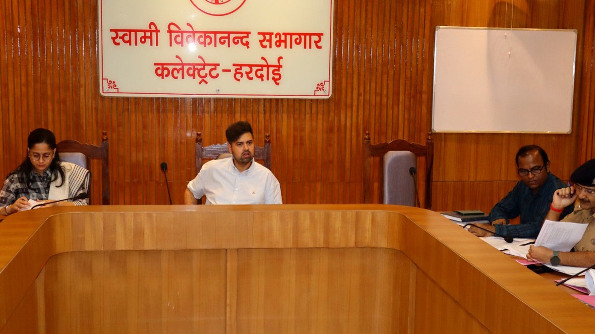 dmhardoi's tweet photo. जिला सड़क सुरक्षा समिति की बैठक के दौरान सम्बन्धित अधिकारियों को निर्देशित किया गया कि सड़क दुर्घटनाओं के न्यूनीकरण हेतु प्रभावी कार्यवाही सुनिश्चित की जाय।विद्यालयों में संचालित वाहनों में सुरक्षा मानकों का अनुपालन कराने हेतु भी निर्देशित किया गया
@CMOfficeUP
@InfoDeptUP
@UPGovt https://t.co/wzXb4sUzPn