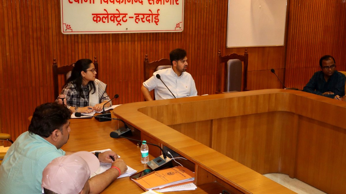 dmhardoi's tweet photo. जिला सड़क सुरक्षा समिति की बैठक के दौरान सम्बन्धित अधिकारियों को निर्देशित किया गया कि सड़क दुर्घटनाओं के न्यूनीकरण हेतु प्रभावी कार्यवाही सुनिश्चित की जाय।विद्यालयों में संचालित वाहनों में सुरक्षा मानकों का अनुपालन कराने हेतु भी निर्देशित किया गया
@CMOfficeUP
@InfoDeptUP
@UPGovt https://t.co/wzXb4sUzPn