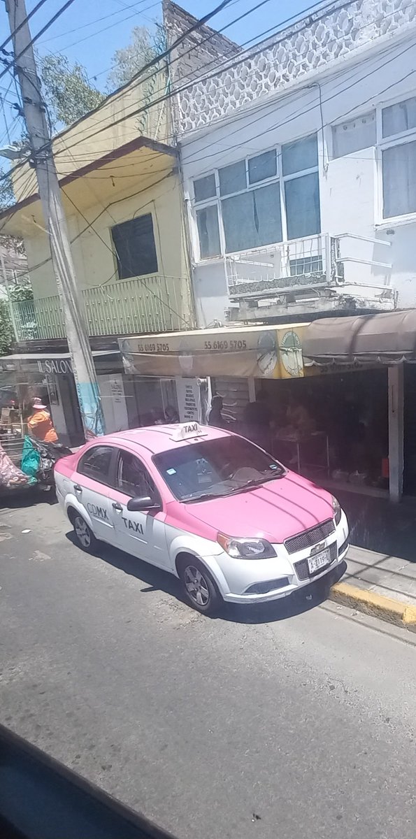oscargarcia131's tweet photo. @OVIALCDMX @SSC_CDMX @C5_CDMX Taxi se estaciona todos los días obstruyendo el carril de contraflujo en Ermita Iztapalapa 310, col. Emperador Cacama. Entorpece gravemente el paso del transporte público. ¡Solicitamos apoyo de grúa! https://t.co/OVItZOaiXW