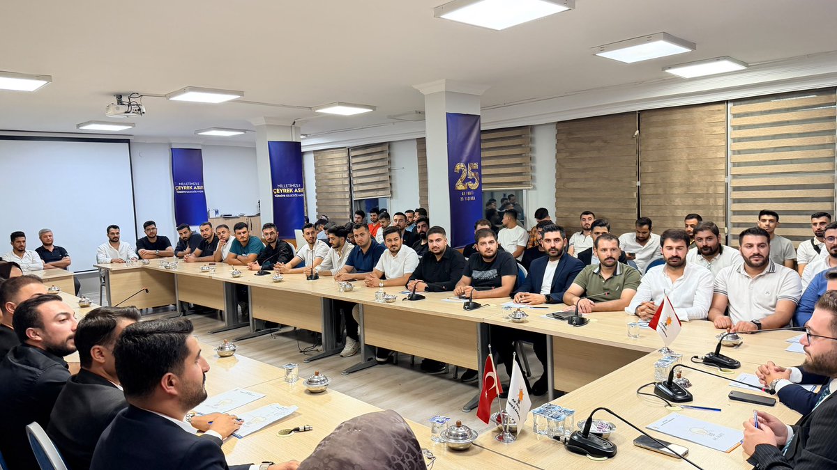 furkankucukk_'s tweet photo. 📍 AK PARTİ ŞANLIURFA İL BAŞKANLIĞI

Ak Parti Genel Merkez Gençlik Kolları MKYK Üyemiz ve Güneydoğu Anadolu Bölge Koordinatörümüz @ferdisenel25 ‘in katılımlarıyla; İl Yönetim Kurulu üyelerimiz ve 3 Merkez İlçe Yürütme Kurulu üyelerimiz ile  Toplantımızı gerçekleştirdik.

Toplantımızda, Anadolu'nun kapılarını bizlere açan Malazgirt Zaferi’nin 955. yıl dönümü kapsamında düzenlenecek programların hazırlıklarını ve teşkilat çalışmalarımızı kapsamlı bir şekilde değerlendirdik.

İl ve ilçe teşkilatlarımızla birlikte, Malazgirt’in tarihi anlamına ve ruhuna yakışır bir şekilde çalışmalarımıza kararlılıkla devam ediyoruz.

#şanlıurfa #AkGençlik #malazgirt 

@avyusufibis @bybekirbozdag @osmannazlier @milhamigunbegi @akgencliksurfa
