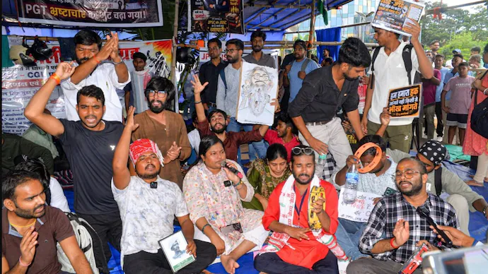 IndiaToday's tweet photo. Jharkhand students suspend 26-day protest; give 2-month ultimatum to Soren Govt
Read more:
https://t.co/M1jXhewLuI
#JharkhandStudentProtest #HemantSorenGovt #JMM #Congress #PaperLeaks #JSSCCGL #TDPL https://t.co/TpuD7ymCf4