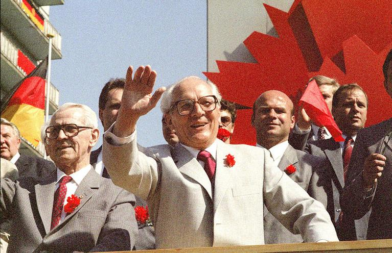 cherrAL62's tweet photo. A propósito del PC, en 1994 el ex dictador comunista alemán de la RDA Erich Honecker vino a morir a Chile cuando en 1992 se le dio un indulto humanitario. Él y su esposa tuvieron una cómoda estadía brindada por el PC. Cuando los DDHH los viola la izquierda, está todo bien. https://t.co/iuJ4M49KaU