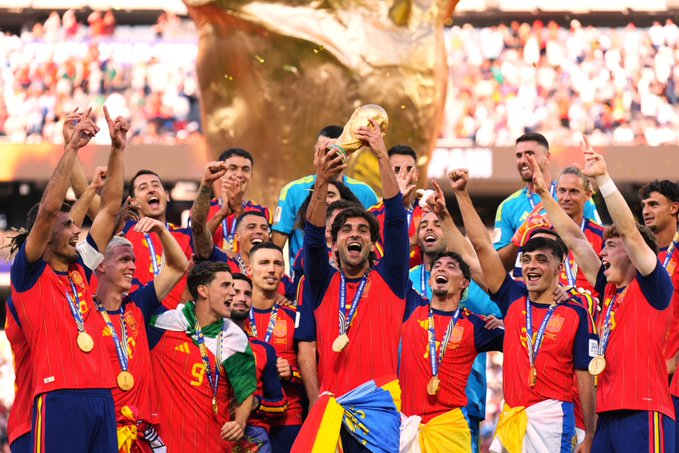 GradaBpro's tweet photo. La Copa del Mundo visitará todos los estadios de los equipos con jugadores de la @SEFutbol que ganaron el Mundial.

ITINERARIO DEL TROFEO

Miércoles 19 de agosto 21.00 horas - @Atleti 
Marc Pubill, Alejandro Grimaldo, Marcos LLorente y Álex Baena.

Sábado 22 de agosto 17.00 horas - @AthleticClub 
Unai Simón, Aymeric Laporte y Nico Williams.

Miércoles 26 de agosto 21.00 horas - @realmadrid 
Marc Cucurella.

Jueves 27 de agosto 21.00 horas - @FCBarcelona 
Rodrigo, Joan Garcia, Eric Garcia, Pau Cubarsí, Gavi, Dani Olmo, Pedri y Lamine Yamal.

Sábado 29 de agosto 19.00 horas - @RealSociedad 
Mikel Oyarzabal.

Domingo 30 de agosto 21.30 horas - @RCCelta 
Borja Iglesias.