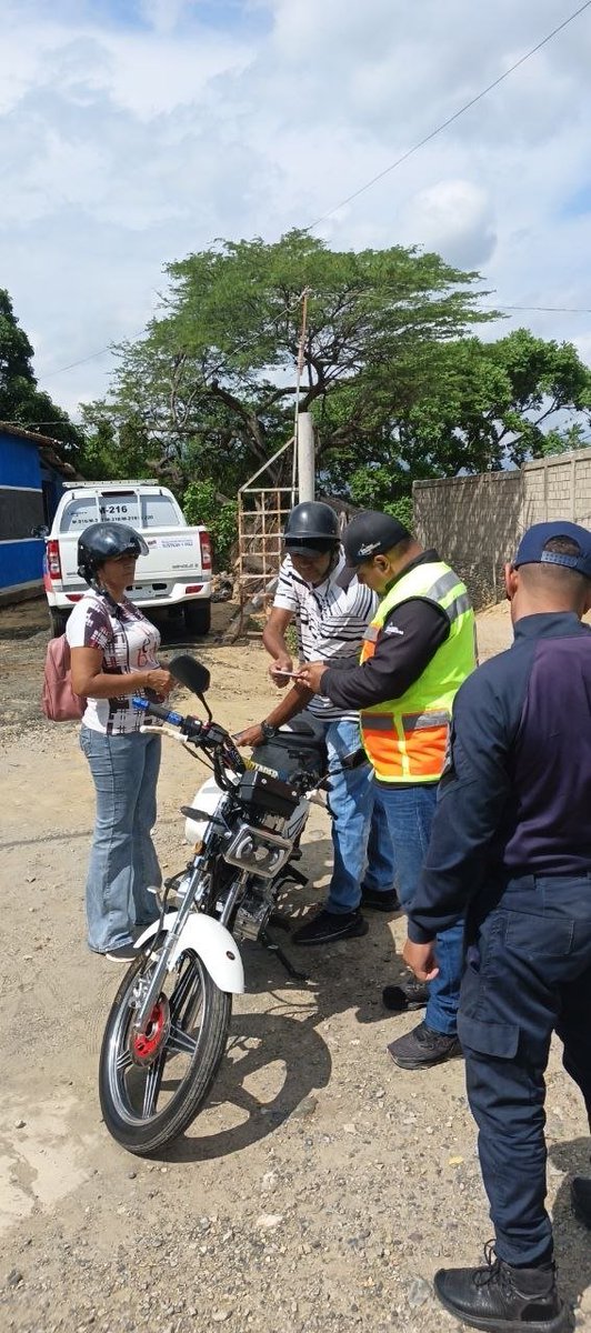 InttContigo's tweet photo. Servidores del INTT desplegaron un dispositivo de fiscalización en El Tocuyo, en trabajo conjunto con la CPNB, con el objetivo de verificar la documentación vehicular obligatoria para dar cumplimiento a la normativa vigente. https://t.co/aBeZNxi20Z