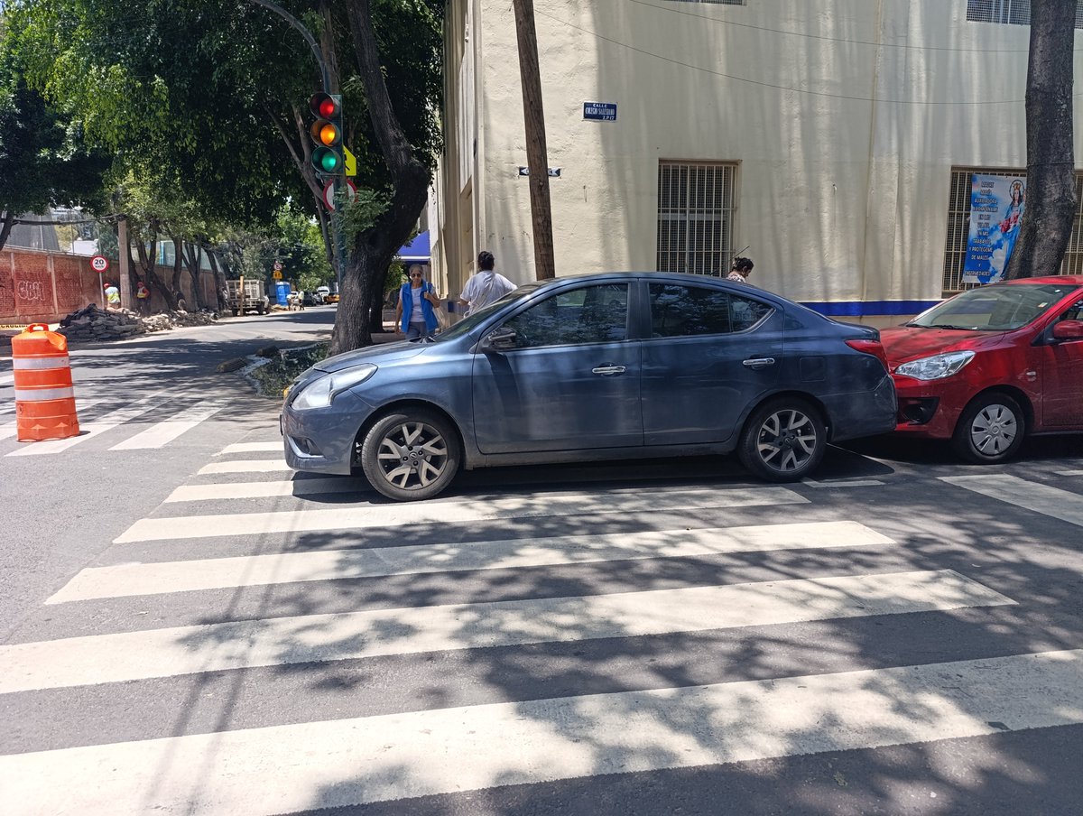 marco0125's tweet photo. Nos apoyan para infraccionar y retirar vehículos en paso peatonal, calle Colegio Salesiano, esquina Laguna de San Cristóbal, colonia Anáhuac I.
@UCS_GCDMX https://t.co/AC76Zd42SQ