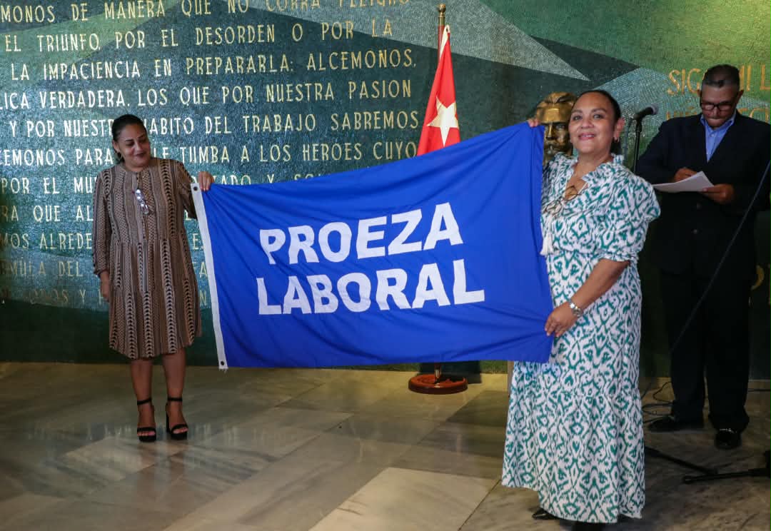 PartidoPCC's tweet photo. El Memorial José Martí acogió las celebraciones por los 104 años de las primeras transmisiones continuadas de la Radio Cubana.

La conmemoración estuvo encabezada por la miembro del Comité Central y  jefa de su Departamento Ideológico, Yuniasky Crespo Baquero y por al presidente del Instituto Cubano de Información y Comunicación Social, Alfonso Noya Martínez.

Durante el sentido homenaje a quienes se consagran al maravilloso mundo de la radiodifusión, se hizo entrega del Premio Nacional de Radio 2026 a la destacada periodista Bárbara Betancourt. También se otorgaron los reconocimientos Artista de Mérito, Nueva Generación, así como los Sellos Aniversario 100 de la Radio Cubana y la Medalla Raúl Gómez García, que confiere el Sindicato Nacional de Trabajadores de la Cultura.

De igual forma, se entregó la Bandera Proeza Laboral, otorgada por la Central de Trabajadores de Cuba.

El acto estuvo dedicado al centenario del Comandante en Jefe Fidel Castro Ruz y reafirmó el compromiso de los radialistas cubanos con su legado.

#Cuba