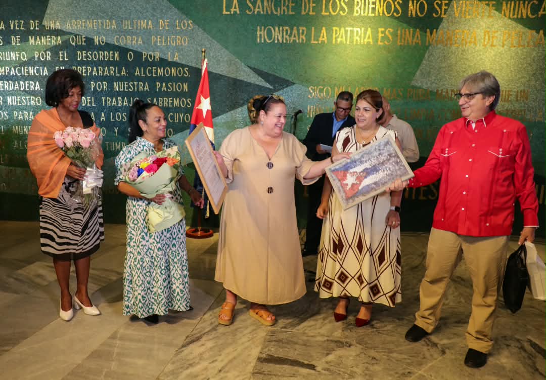 PartidoPCC's tweet photo. El Memorial José Martí acogió las celebraciones por los 104 años de las primeras transmisiones continuadas de la Radio Cubana.

La conmemoración estuvo encabezada por la miembro del Comité Central y  jefa de su Departamento Ideológico, Yuniasky Crespo Baquero y por al presidente del Instituto Cubano de Información y Comunicación Social, Alfonso Noya Martínez.

Durante el sentido homenaje a quienes se consagran al maravilloso mundo de la radiodifusión, se hizo entrega del Premio Nacional de Radio 2026 a la destacada periodista Bárbara Betancourt. También se otorgaron los reconocimientos Artista de Mérito, Nueva Generación, así como los Sellos Aniversario 100 de la Radio Cubana y la Medalla Raúl Gómez García, que confiere el Sindicato Nacional de Trabajadores de la Cultura.

De igual forma, se entregó la Bandera Proeza Laboral, otorgada por la Central de Trabajadores de Cuba.

El acto estuvo dedicado al centenario del Comandante en Jefe Fidel Castro Ruz y reafirmó el compromiso de los radialistas cubanos con su legado.

#Cuba