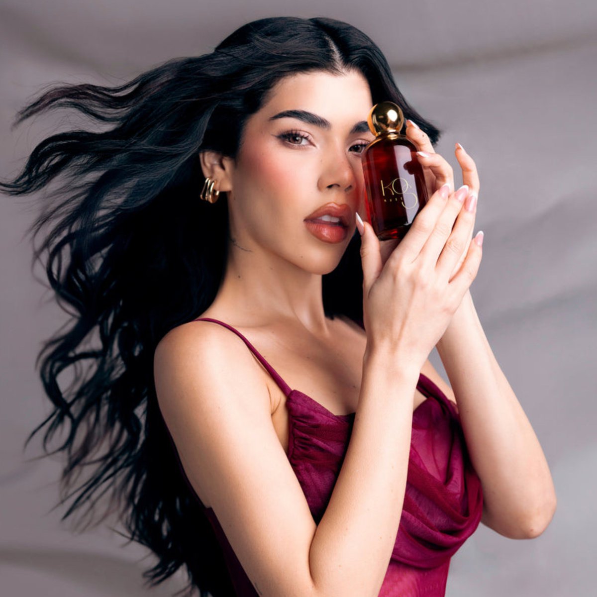 KeniaOsInfo_'s tweet photo. KOS MUSE, de Kenia Os, es el perfume más vendido en Sanborns y uno de sus productos más exitosos. https://t.co/dFoN9DMAet
