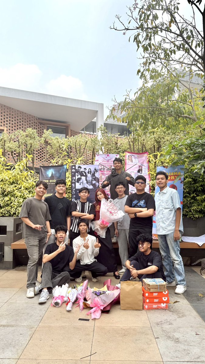 ehhngen's tweet photo. big thanks kenapa suami dan anak” ku kalian sudah menemani aku di pertengahan semasa kuliah dan kalian selalu membuat aku merasa hangat sekali lagi aku ucapkan terimakasih https://t.co/mDMXrw9zgr