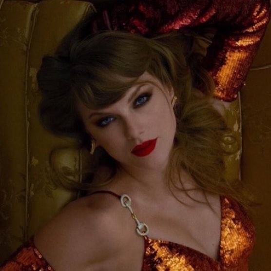 TSUpdating's tweet photo. 🚨Taylor Swift was reportedly at the GRAMMY Museum last night for an exclusive “Icon Session” attended by around 100-200 people, and she reportedly performed a few songs. https://t.co/a7Z8pnZuRC