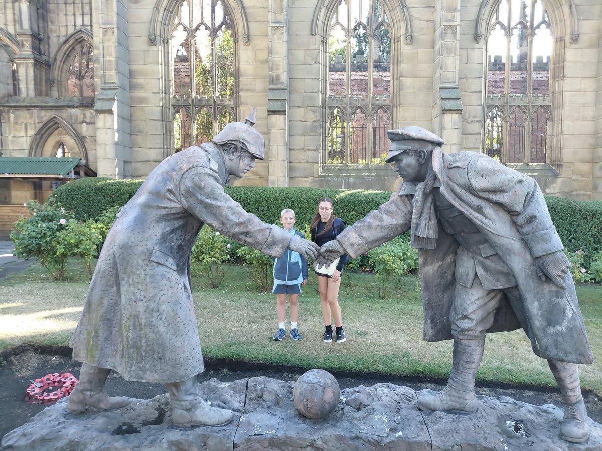 SteReid4's tweet photo. Showing the grandkids a little bit of History in our City
#Altogethernow 
@TheFarm_Peter https://t.co/agzGagBxU9