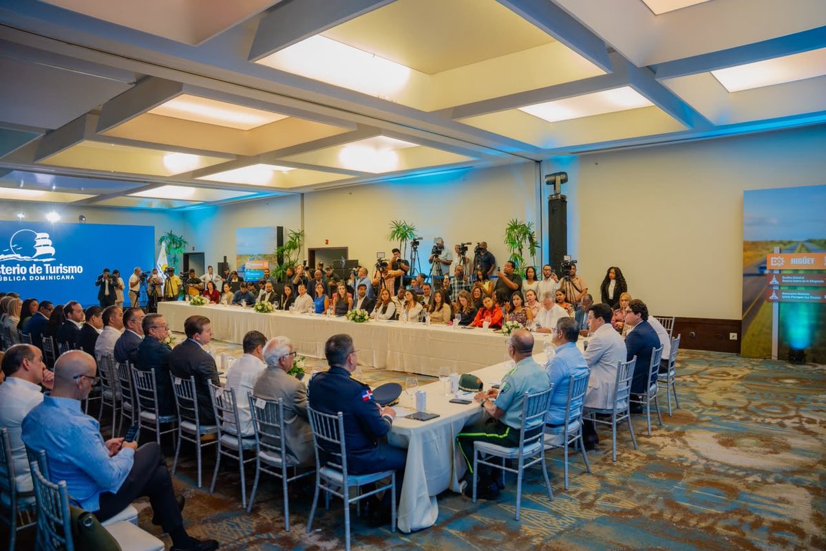 TurismoRD's tweet photo. 🗺️🚏 El alcance incluye los destinos de: Higüey, Punta Cana, Bayahíbe, Miches, Samaná, Las Terrenas, Puerto Plata, Santiago, Santo Domingo y Pedernales, entre otros.
#TurismoQueTransforma https://t.co/DQlG8vdDY5