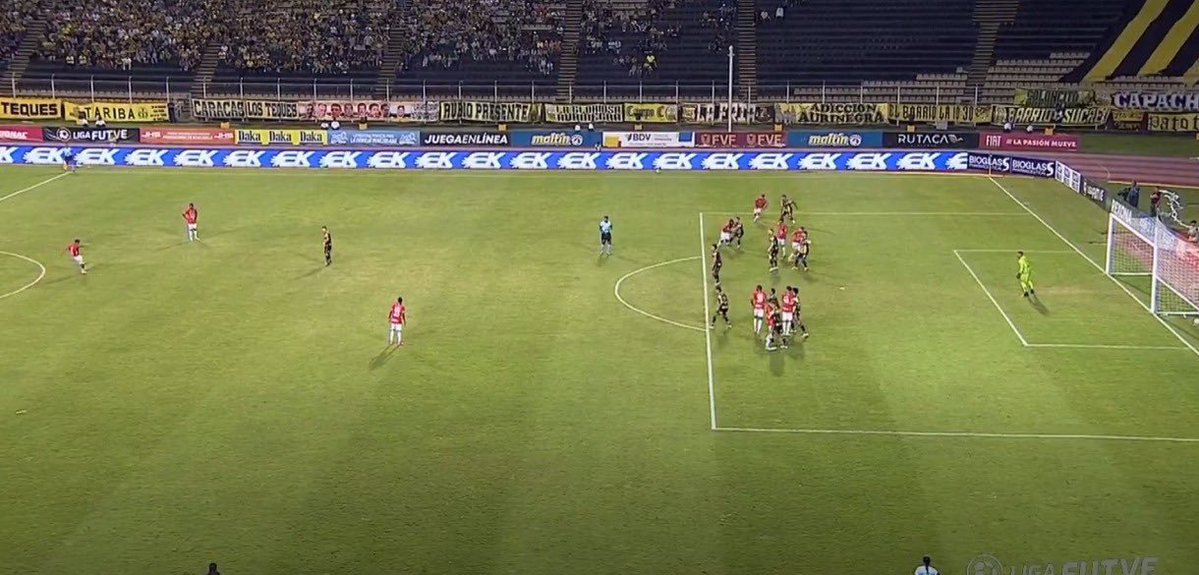 Caracas_Ch's tweet photo. Ahora qué están chillando como los 🐖

Hace dos años se realizó el robo más ESCANDALOSO en la historia de los clásicos.

Nunca olvidemos como el PEOR CARACAS DE LA HISTORIA le volteó un juego a los chavistas amarillos en pueblo muerto y la liga les salvo del papelón. https://t.co/NLLkKGWdAb