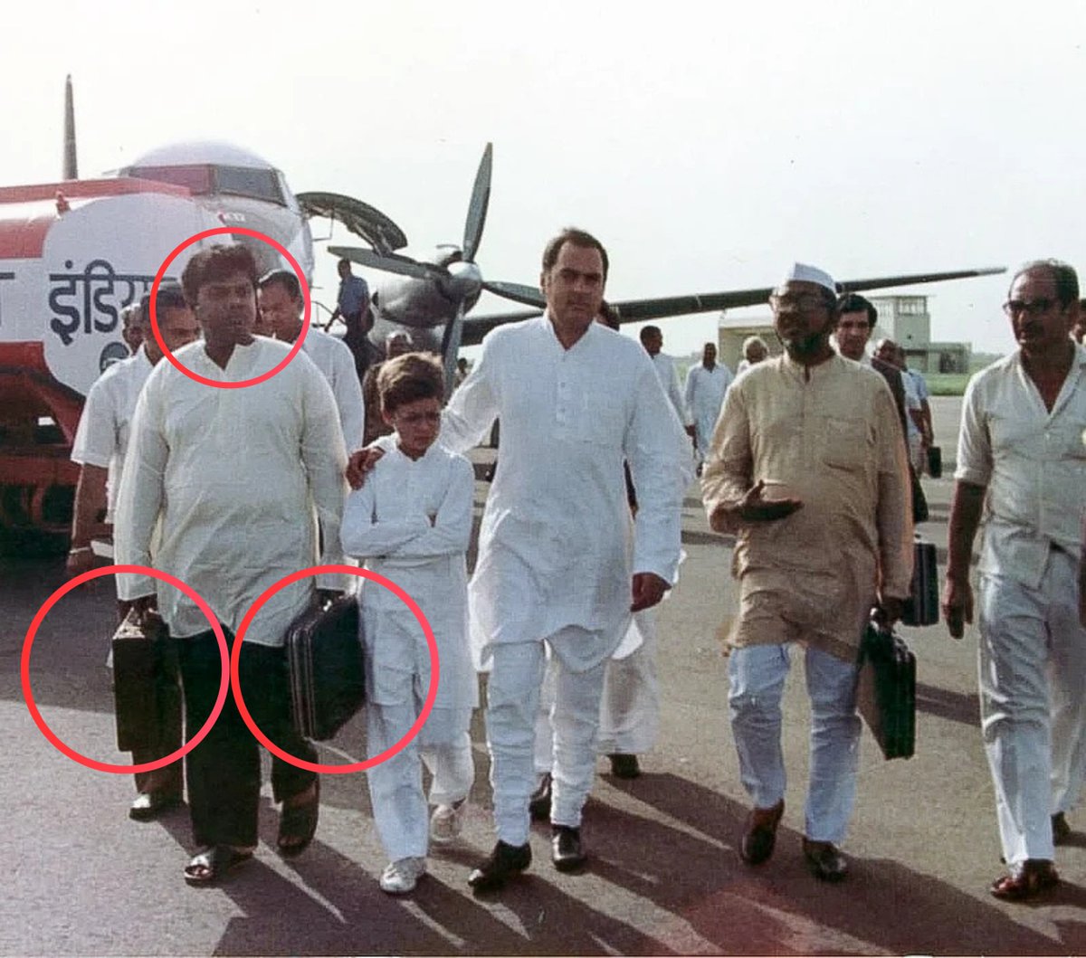 SureshNakhua's tweet photo. Pehchaan Kaun ? https://t.co/OKrshjtvlv