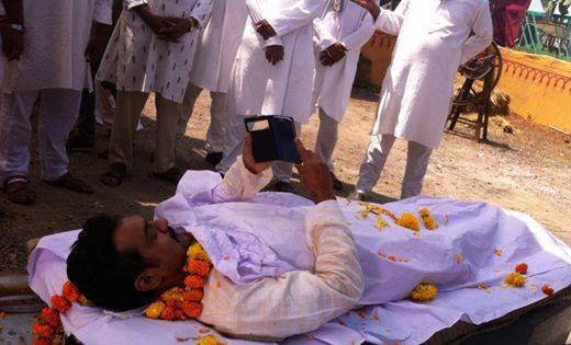 PehnDiSiri's tweet photo. Siddique Jan pretending to be fake dead body and tweeting / giving live updates from Shifa hospital https://t.co/EipRPX3Ebr