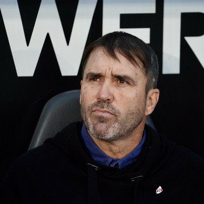 becosenn's tweet photo. Sienta a Almada en su segundo partido para poner a Galvan, no inscribe a Ortega y nos quedamos sin lateral izquierdo, Borre de titular y no inscribe a Beltran.

Coudet, la cara de la derrota partido tras partido. https://t.co/ED8zJzQ5n6