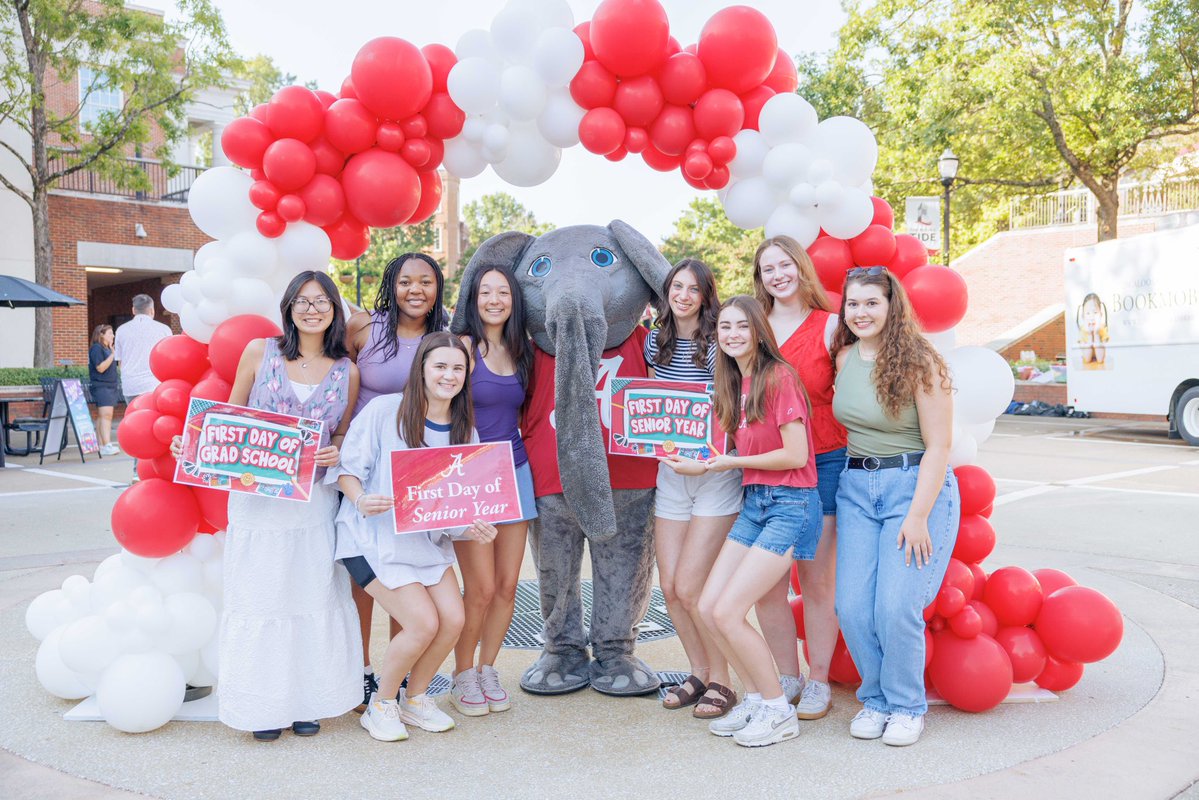 UofAlabama's tweet photo. Burnin' UP for #FirstDayUA 😎🔥 Happy FDOC besties! Send us your first day photos → social@ua.edu
#RollTide https://t.co/qGnQS6Pngu
