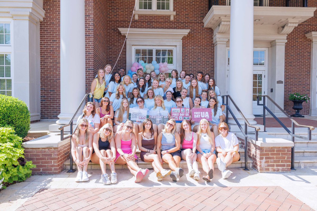 UofAlabama's tweet photo. Burnin' UP for #FirstDayUA 😎🔥 Happy FDOC besties! Send us your first day photos → social@ua.edu
#RollTide https://t.co/qGnQS6Pngu