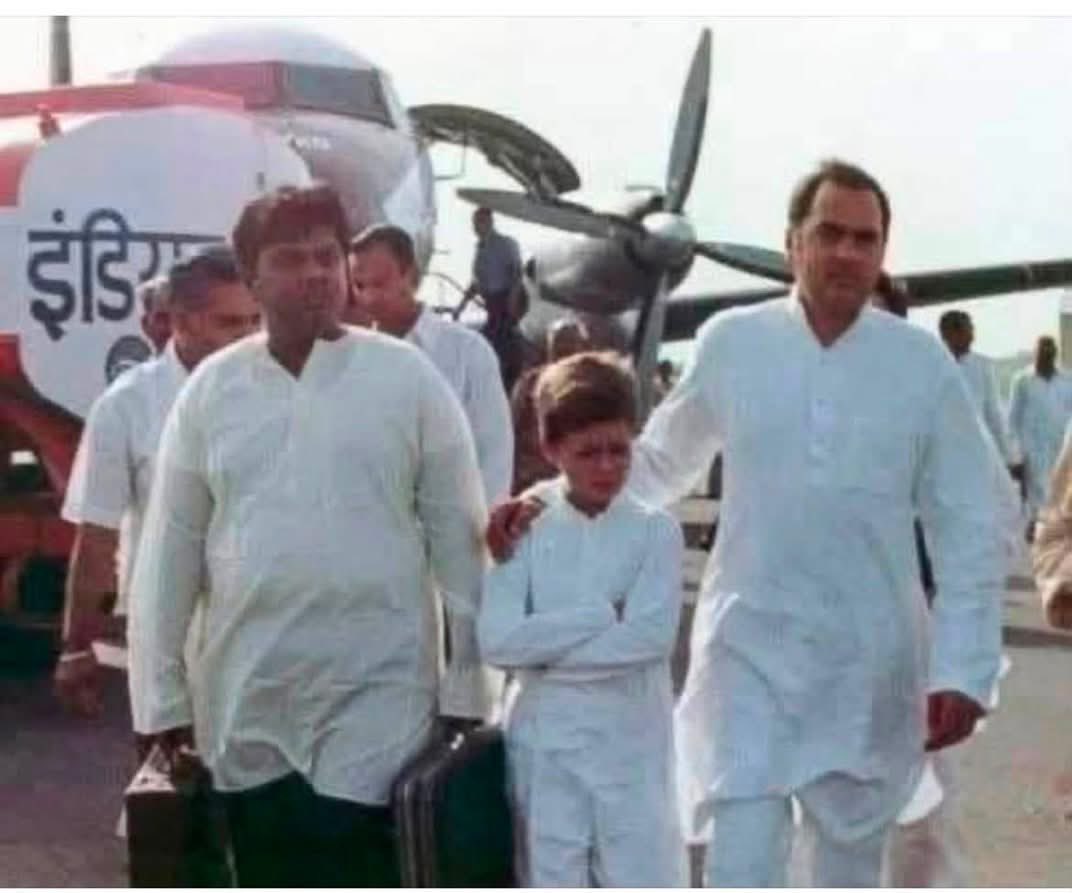 Wakeupishere's tweet photo. Can you recognize the ‘naukar’ in the below pic who is lifting the suitcases of Pappu and his papa? 

Cleaning kachra and changing diapers helped him reach where he is now in the party. https://t.co/vHAoBV45lZ