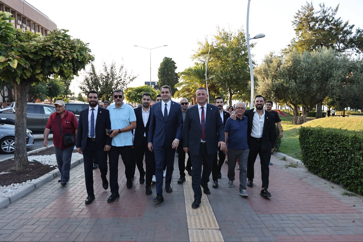 yenigencizmir's tweet photo. Aliağa���da anlamlı bir gün, YENİ bir başlangıç!

İzmir’de ilçe başkanlıklarımızın ilk çelenk sunma törenini ve ilçe binası açılışını Aliağa’da gerçekleştirdik.

İl Başkanımız Çağatay Güç, İl Gençlik Kolları Başkanımız Efe Orbay Tekün ve Aliağa örgütümüzle birlikte; dayanışmanın, umudun ve inancın büyüdüğ�� bu gurur dolu günü hep birlikte yaşadık.

Aliağa’dan İzmir’in dört bir yanına uzanan bu yolculukta örgütümüzü büyütmeye, umudu çoğaltmaya ve iktidar hedefimize kararlılıkla yürümeye devam edeceğiz.

Bu daha başlangıç.
Aliağa’dan İzmir’e, İzmir’den iktidara!🇹🇷