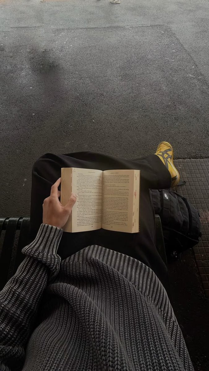 GojayevMaksat's tweet photo. Canım aşırı sonbahar çekiyor. Hafif soğuk, belki yağmurlu bulutlu bir hava. Kollu, kat kat giydiğimiz sıcakcık kıyafetler. Sapsarı yapraklar, hafif rüzgar. Belki elimde bir kahve, sevdiğim bir roman, kablolu kulaklık. Melankolik bir müzik altta. Yanlız hissedip kendine sarılmak🍂 https://t.co/W3dcZU1xy4