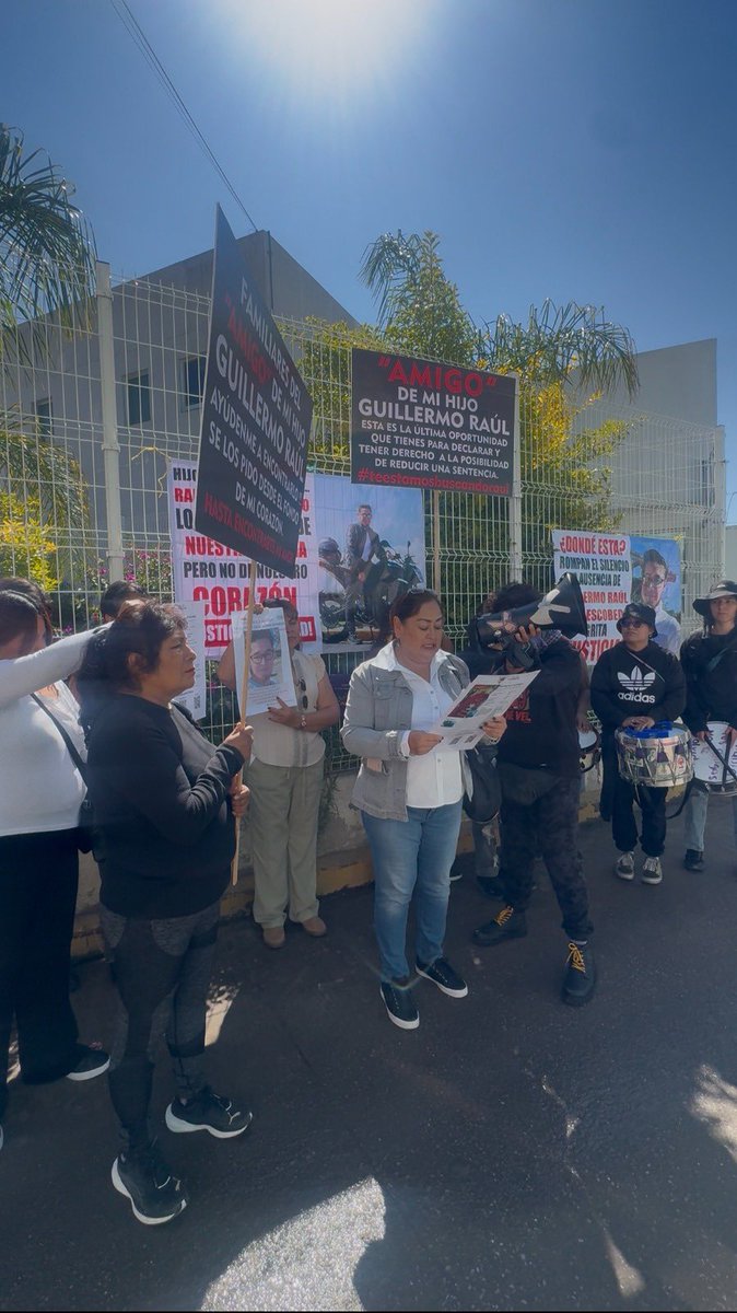 Idhie_Iberopue's tweet photo. De la mano de Alicia, mamá de Guillermo Raúl López Escobedo, desaparecido en diciembre del año 2023, exigimos: #verdad y #justicia. 
@VozdelosDesapa 
#HastaEncontrarles #Puebla #IberoPuebla https://t.co/2lRCKQe21r