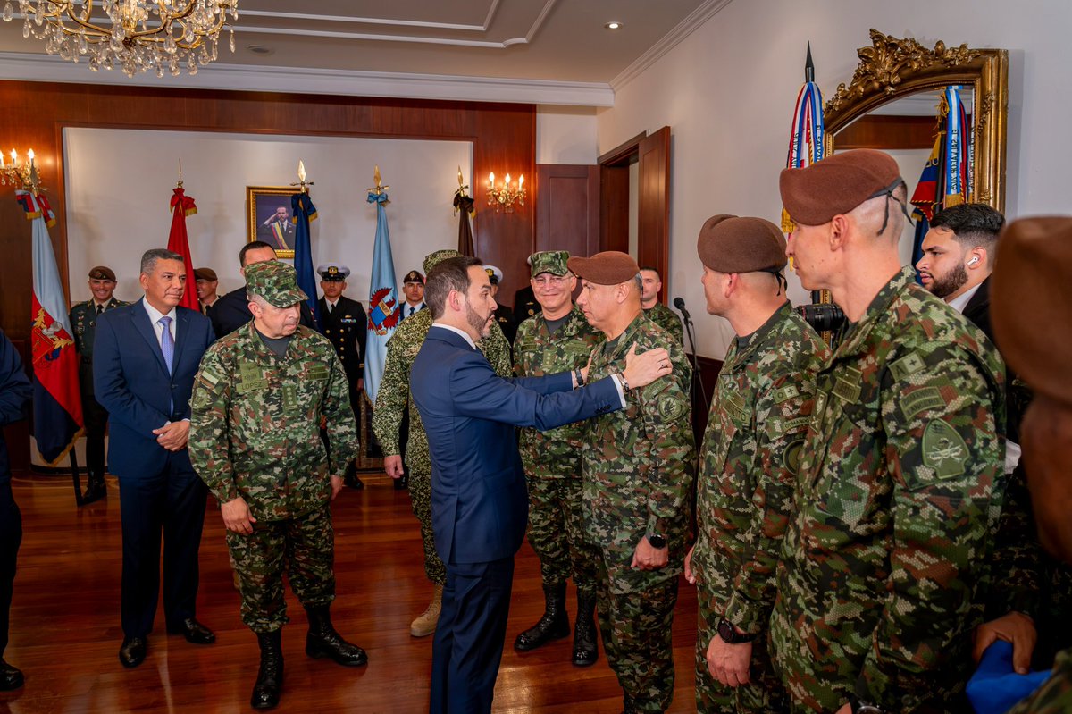 mindefensa's tweet photo. El Presidente de la República, @DELAESPRIELLAE, entregó nuestro pabellón nacional a la élite de la élite: los comandos de las @FuerzasMilCol que representarán a Colombia en Fuerzas Comando 2026.

Este año, la sede será Paraguay 🇵🇾. Allí, las mejores unidades de operaciones especiales de todo el continente se medirán en el ejercicio táctico e interinstitucional más exigente de América, diseñado para evaluar letalidad, tiro de precisión, asalto y resistencia física en condiciones extremas.

Viajan con el peso de la historia militar de nuestra nación a demostrar por qué el soldado colombiano es respetado en el mundo entero.