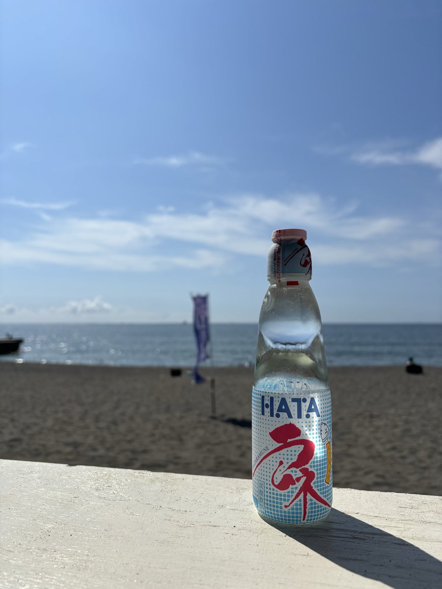 bar_fake's tweet photo. 本日海の家石田屋おすすめは昔ながらの瓶のラムネ🫙を飲みながらのんびり営業中🏖️ https://t.co/bhY5axRP0I