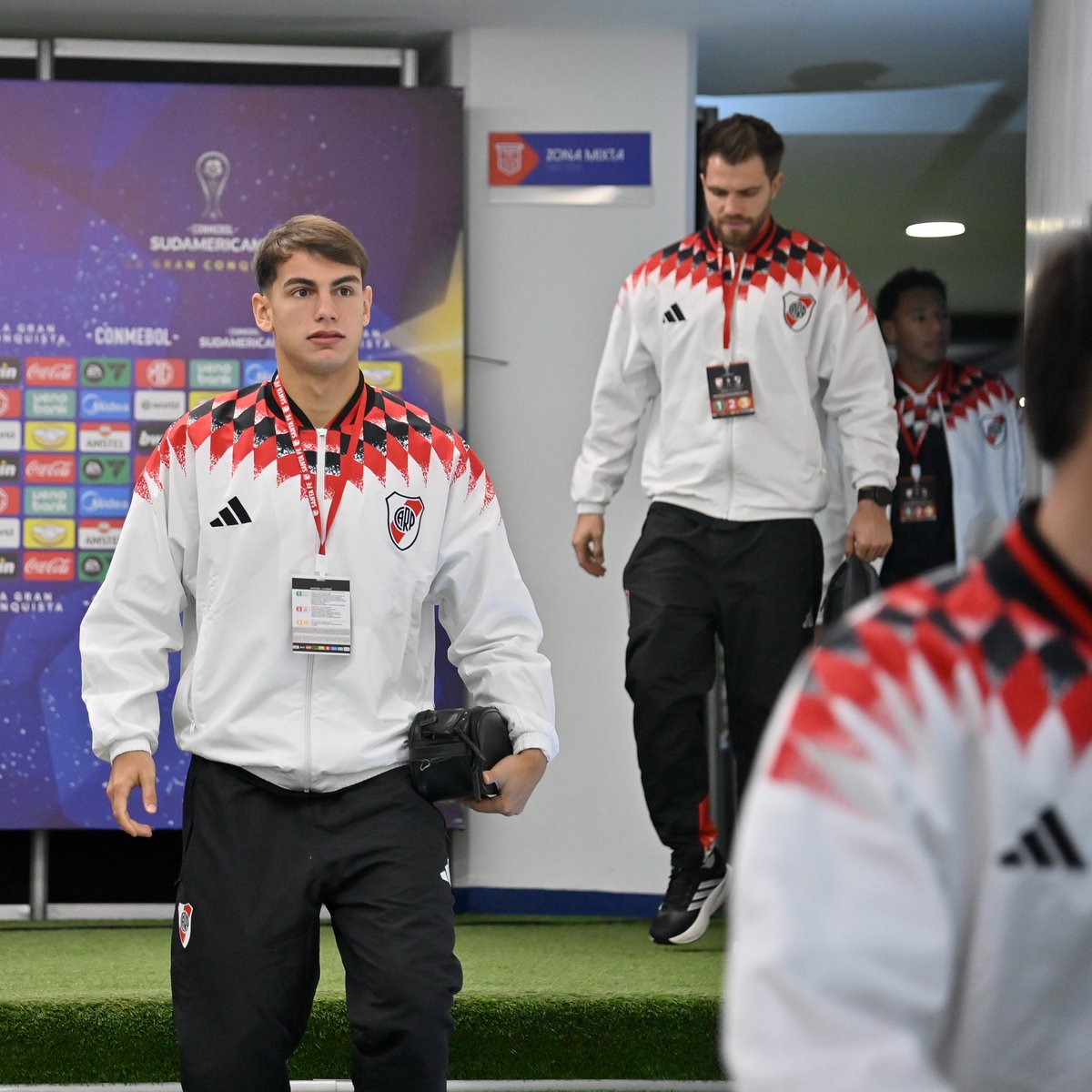 RiverPlate's tweet photo. 📍🏟️ Estamos 💪

#VamosRiver ⚪️🔴⚪️ https://t.co/Wqp7oLeusq