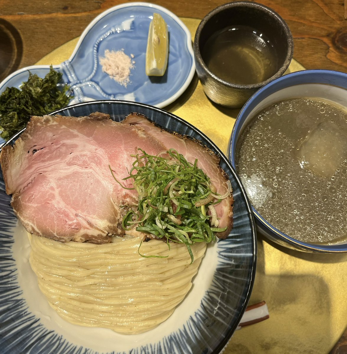 kybo04081's tweet photo. ラーメンレポート
RAMEN  SHIGENO (静岡市駿河区用宗)
「朝限定麺 伊吹いりこの冷やザル極みそば 中太平打ち麺ver.」
~がごめ昆布水添え~

最初塩だけ､次にがごめ昆布水とレモンで麺をいただいた後､伊吹いりこの煮干しつけ汁に浸して完食！！
最後につけ汁を昆布水で割って完飲！！

今日も完璧❣️ https://t.co/Z5Nq9dYd22