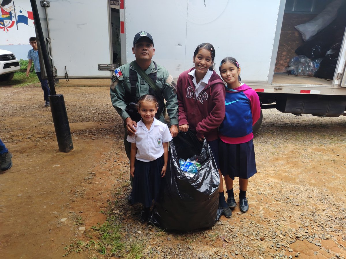 policiadepanama's tweet photo. #SEPART | En la Reserva Forestal El Montuoso, participamos en el proyecto #EducaVerde, desarrollado en el C.E.B.G. de Chepo, Las Minas, y organizado por IPACOOP Herrera. Orientamos a los estudiantes sobre el cuidado del ambiente. https://t.co/Pyb1B4yKz1