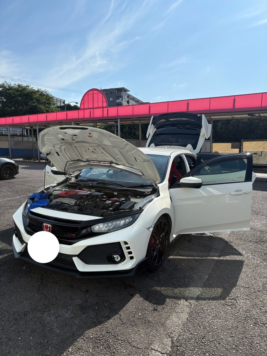 s115_8's tweet photo. このクソ暑い中直射日光を浴びながら洗車をする異常者 https://t.co/KvRfzZOXVC