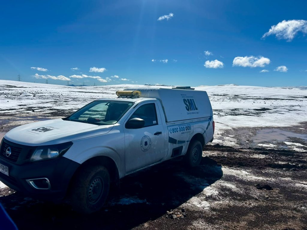 MpazsepulvedaR's tweet photo. La naturaleza nos recuerda su fuerza y también su belleza en medio de la adversidad. ❄️🏜️ En Taltal, uno de los territorios más áridos del mundo, la nieve transformó el desierto y dejó una postal extraordinaria. Allí está presente el @smlchile, cumpliendo su labor forense 24/7🇨🇱 https://t.co/20lcaplZob