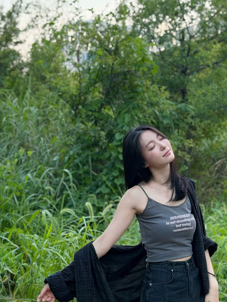 Yubin_archive's tweet photo. 260820 윱스타그램 #유빈 

푸르른 여름🍀🌿🌱 https://t.co/JWJhcfZbLf
