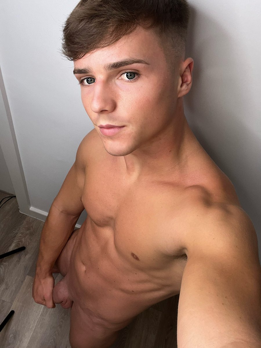 Drakevonn6's tweet photo. A bit hairy down there 🤭🤤🤤 https://t.co/InFvNbr6L5