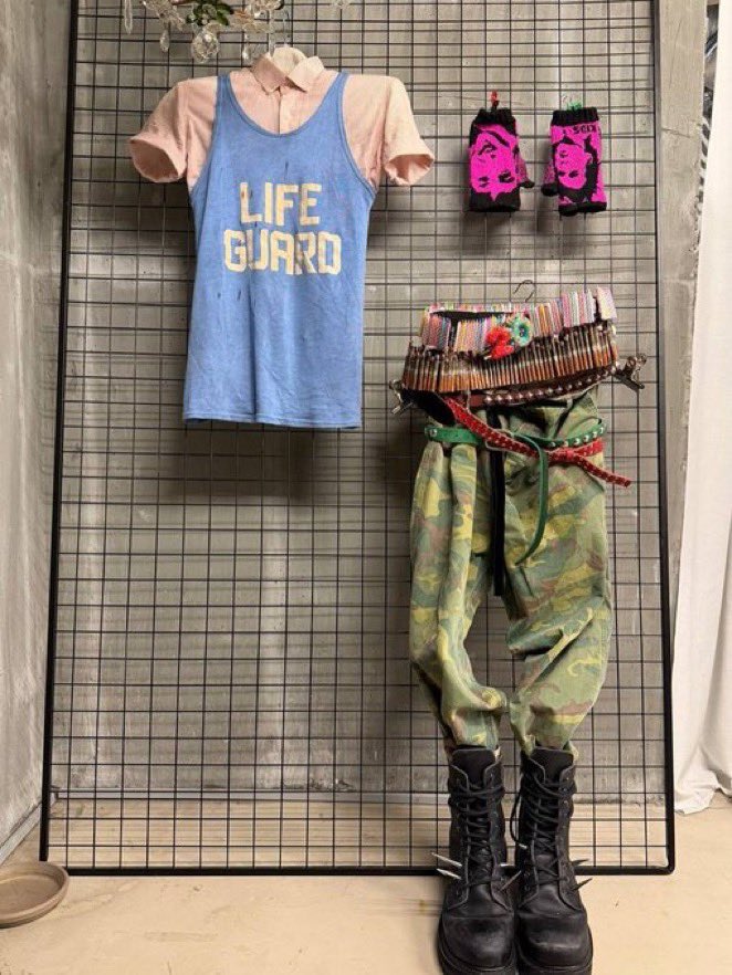 gdragonbra's tweet photo. 📸 | @ onlygeeeun (estilista do G-dragon) via Instagram post (1/3)
#1 

• JAQUETA, CALÇA: FEITO SOB MEDIDA PARA GD POR TANAKA DAISUKE 
• SAPATOS: VETEMENTS

#2

• CAMISA: RAF SIMONS
• REGATA: STYLIST OWN
• CALÇA: BEDFORD BRKLYN
• SAPATOS: VETEMENTS
• CINTOS: BALKO, NATASHA ZINKO, MOLEBO, ENFANTS RICHES DEPRIMES, BEDFORD BRFLYN
• LUVAS: ESTILISTA PRÓPRIO