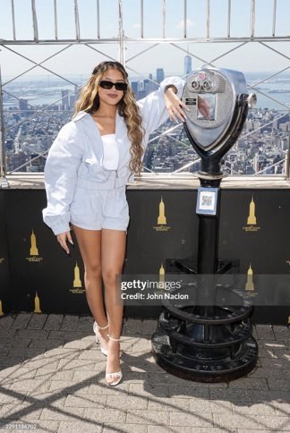 al_delicate's tweet photo. Ugh she is so chic https://t.co/kY3Lva8eRQ