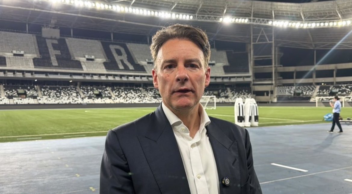 informafogo's tweet photo. “A janela não está fechada e estamos apenas começando. Temos um futuro muito glorioso. Não podemos pensar que o que aconteceu hoje ou ontem dita o nosso futuro. O futuro está apenas começando. Não apenas nesta janela, mas por muitos anos, temos o compromisso de montar uma equipe vencedora.

Não pensávamos em mudar o técnico, mas o que aconteceu no Peru foi uma surpresa para todos. A torcida já pedia uma mudança. Inicialmente, não achávamos que precisávamos fazer mudanças esportivas neste momento, mas teve que acontecer, o que acelerou o processo. No entanto, o futuro está apenas começando.

Quero agradecer a toda a torcida do Botafogo, à instituição e a todos os jogadores pela oportunidade de estar aqui no Estádio Nilton Santos, um estádio histórico. E muito animado para amanhã. Será um jogo difícil, mas temos um time vencedor. Estamos muito ansiosos e acreditamos neles.”

— Gabriel de Alba, ao GE