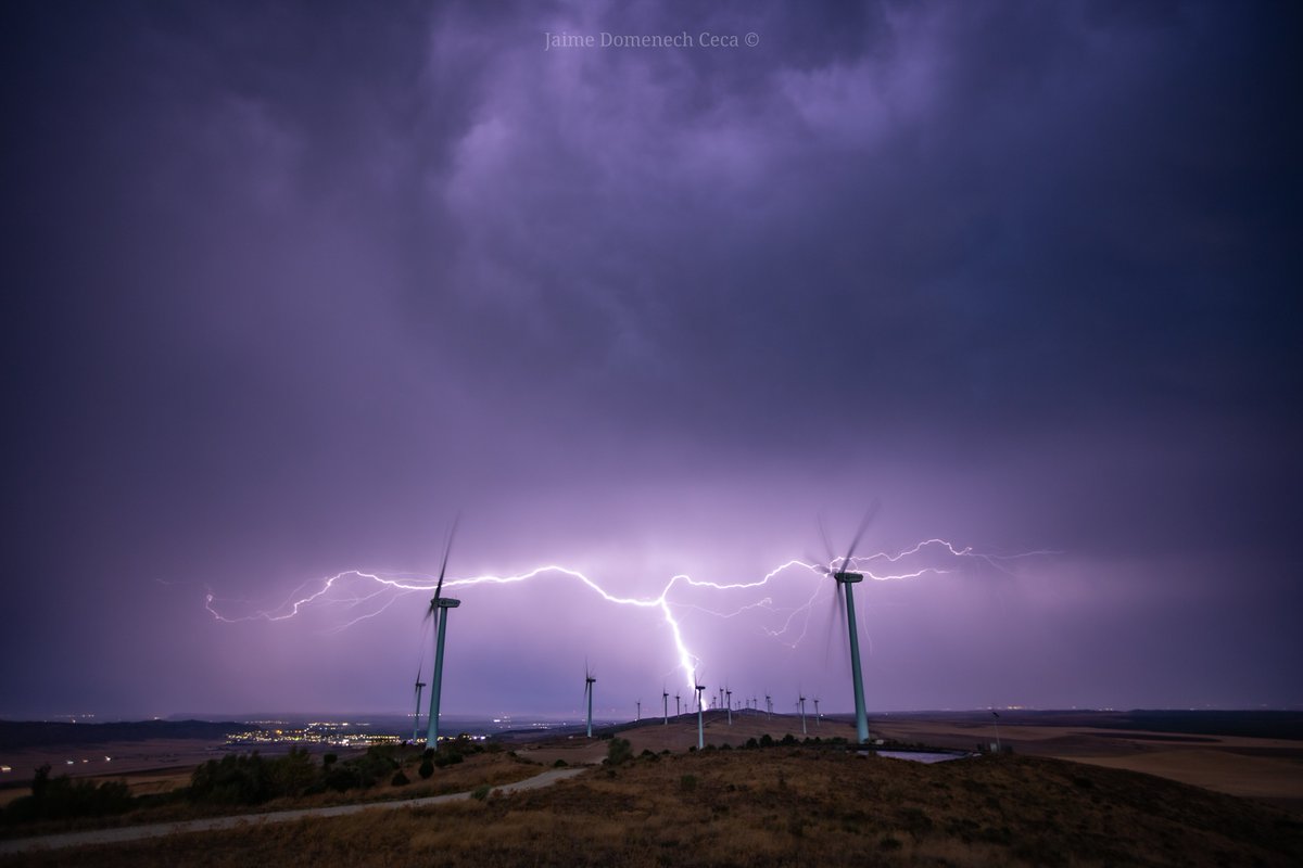 RIOJATORMENTAS's tweet photo. Noche y tarde eléctrica ⚡por Calahorra (La Rioja) a la espera del jueves con más tormentas y más severas.... ⚡⚠️ https://t.co/4p1DuU3LbN