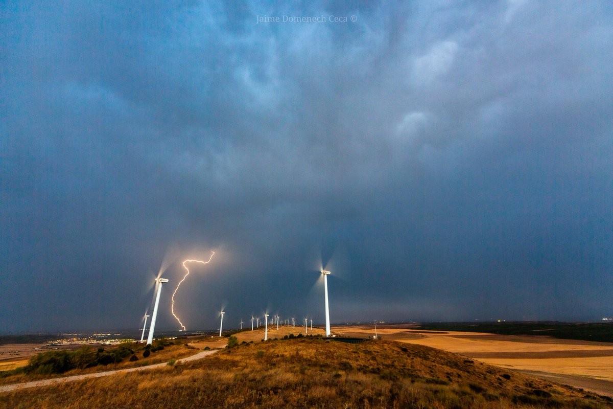 RIOJATORMENTAS's tweet photo. Noche y tarde eléctrica ⚡por Calahorra (La Rioja) a la espera del jueves con más tormentas y más severas.... ⚡⚠️ https://t.co/4p1DuU3LbN